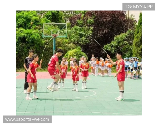 体育课被转移至偏远场地，学生反响热烈，体育活动新探索